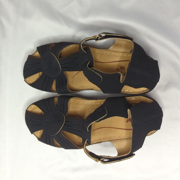 Black Lightweight Sandal - Picture 9 of 12